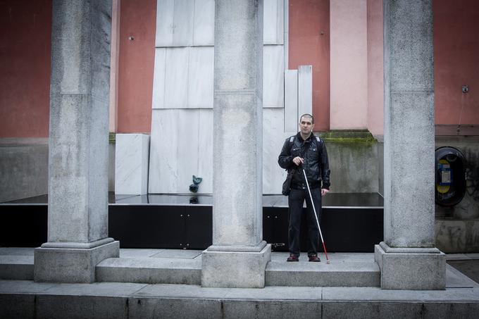 Boštjan Vogrinčič pri uporabljanju spleta slepih in slabovidnih opozarja, da se pri medijskih vsebinah kdaj težko prebijajo do vsebine tudi zaradi povezav v besedilu, ki na napotujejo na druge članke in vtičnikov za družbena omrežja. »Neprečiščene in nestrnjene objave za nas tako niso ravno prijazne. Zato je za njih najlažje, če so povezave na druge vsebine in vtičniki na koncu objav.« | Foto: Ana Kovač