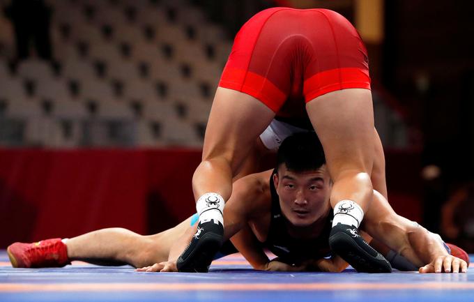 22. avgust: Južnokorejec Ch Hyo Chul in Kitajec Xiao Di se na azijskih igrah potegujeta za zlato v rokoborbi v kategoriji do 97 kilogramov. | Foto: Reuters