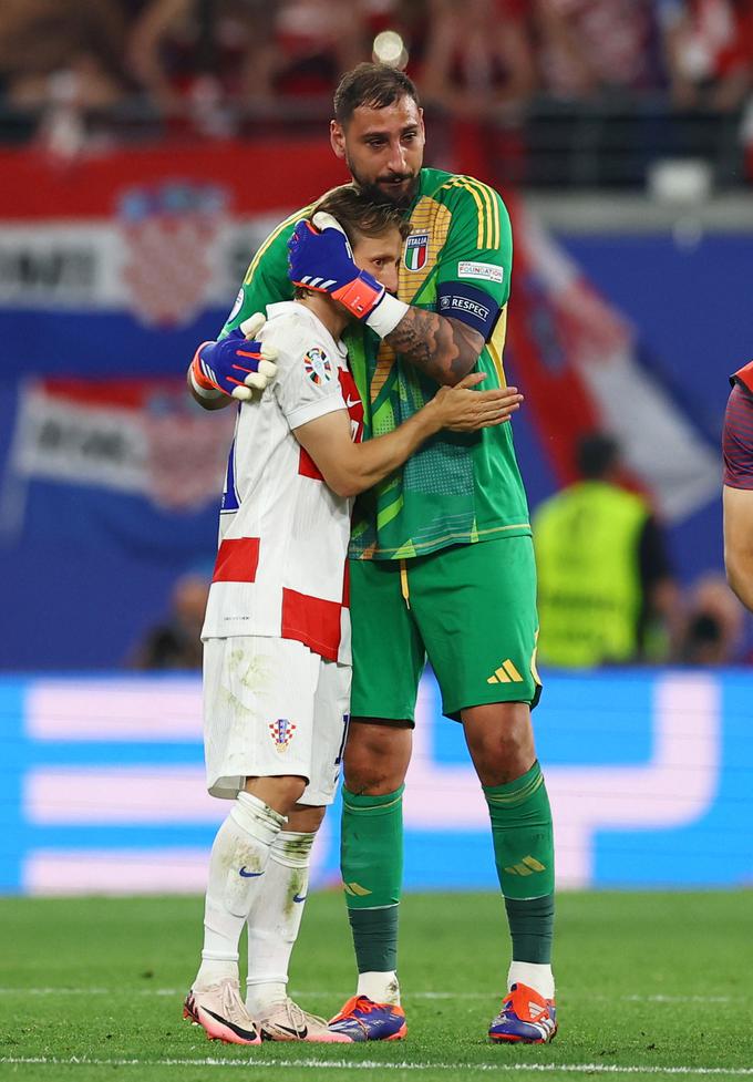 Modrića je tolažil tudi vratar Italije Gianluigi Donnarumma. | Foto: Reuters