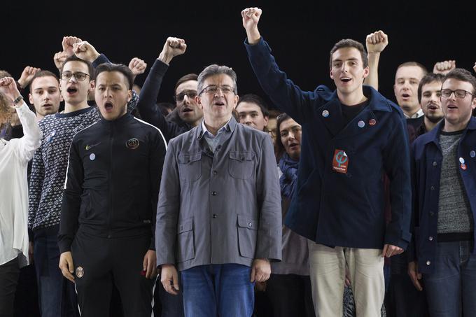 Melenchon (na fotografiji oblečen v suknjič, kakršnega je nosil tudi nekdanji kitajski komunistični diktator Mao Cetung) je februarja lani ustanovil zvezo strank Nepokorjena Francija (La France insoumise), katere simbol je grška črka phi. Nepokorjena Francija združuje radikalne socialiste, komuniste in okoljevarstvenike. In takšna zmes je tudi program "nepokorjenih": od podržavljanja podjetij do legalizacije marihuane in zaprtja vseh jedrskih elektrarn v Franciji do leta 2050.  | Foto: Reuters