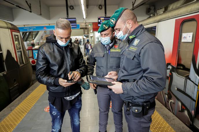 covid Italija | Italijanska vlada je v torek izredne razmere zaradi pandemije covid-19, ki veljajo od januarja lani, podaljšala do 31. marca prihodnje leto. Že v začetku preteklega tedna je zaostrila epidemiološke ukrepe in necepljenim onemogočila dostop do večine javnih prostorov, kot so restavracije, kulturne ustanove ali športna prizorišča. Dostop imajo le prebolevniki in cepljeni. Cepljenje proti covid-19 je od srede obvezno tudi za zaposlene v šolstvu, vojake, policiste in reševalce. | Foto Reuters