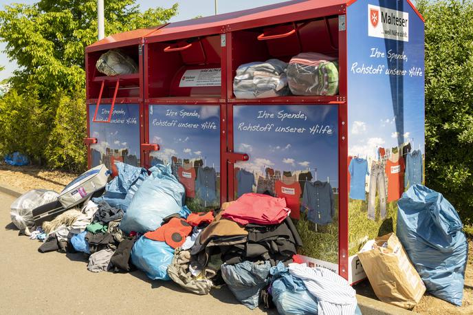 zabojnik z rabljenimi oblačili | Preiskovalci domnevajo, da je ženska umrla, ko se ji je vrat zagozdil v loputo zabojnika z rabljenimi oblačili, v katerega naj bi poskušala splezati. Fotografija je simbolična. | Foto Gulliverimage