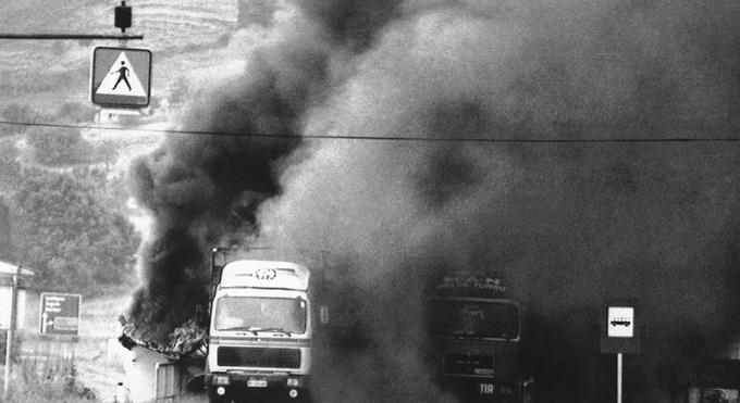 Goreča tovornjaka pri Pesnici, ki so ju zadeli tankovski izstrelki. Fotografija je bila posneta 27. junija 1991. | Foto: Guliverimage/Vladimir Fedorenko