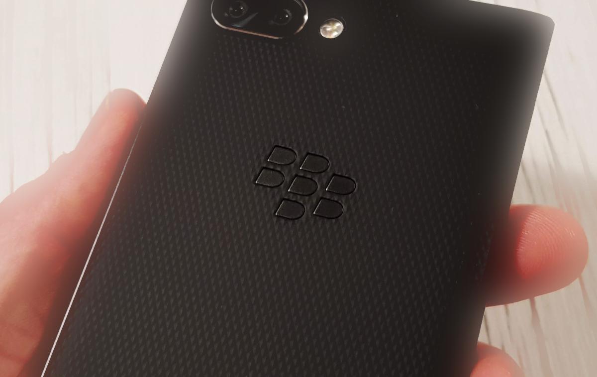 BlackBerry Key2 | BlackBerry je pred dobrim desetletjem dominiral tako rekoč vse znamke razen Nokie, a nikjer drugje ni bil priljubljen tako zelo kot na poslovnem trgu. Kdor je v službo hodil v pisarno, je preprosto moral imeti BlackBerry. To je bil tudi čas, ko se je pravi globalni prehod s fizičnih tipkovnic na virtualne in s tem na zaslone na dotik šele dobro začenjal. BlackBerryji so ponujali najboljše iz obeh svetov, zato so bili za mnoge uporabnike logična izbira.  | Foto Matic Tomšič