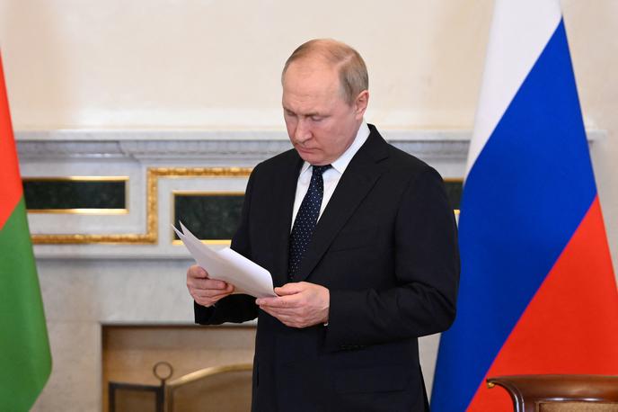 Vladimir Putin | Ruski predsednik Vladimir Putin je danes prispel v Teheran, kjer se je najprej sestal z iranskim predsednikom Ebrahimom Raisijem. Sledilo bo srečanje z vrhovnim voditeljem ajatolo Alijem Hamenejem in s turškim predsednikom Recepom Tayyipom Erdoganom. Na dnevnem redu pogovorov pa bo poleg Sirije tudi vojna v Ukrajini in izvoz ukrajinskega žita. | Foto Reuters