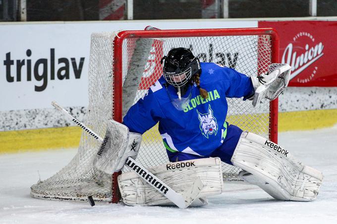 Nepogrešljiva članica ženske reprezentance je od začetka vedela, da bo vratarka. Tudi starejša sestra in mlajši brat sta pristala v hokeju. | Foto: Matic Klanšek Velej/Sportida