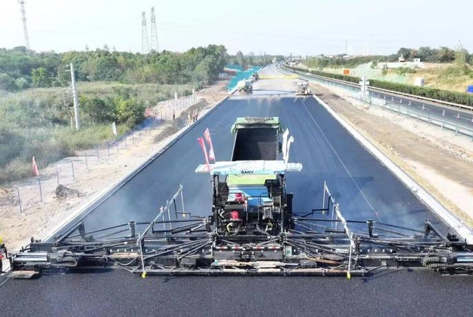 Kitajci 158 kilometrov avtoceste asfaltirali brez ljudi, delo so opravili stroji sami