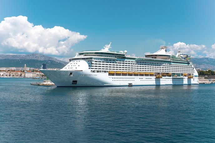 Royal Caribbean Explorer Of The Seas, križarka | Eden od potnikov je na družbenih omrežjih objavil, da so ladja za križarjenje ter čolni z nje in lokalni čolni oblikovali okoli tri kilometre široko linijo in prečesavajo območje. | Foto Shutterstock