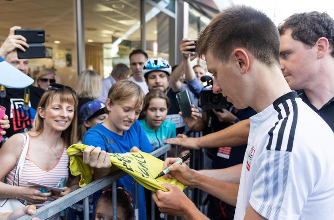 Tadej Pogačar na vsakem koraku pritegne veliko pozornosti. | Foto: Vid Ponikvar