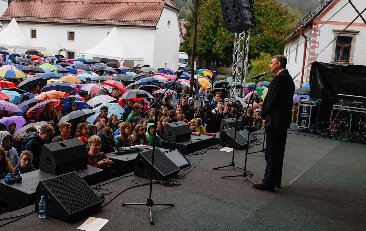 Pahor v Stični | Na festivalu, ki je lani praznoval že 40-letnico, se vsako leto zbere več tisoč mladih. Udeležba je bila nekoliko nižja v zadnjih dveh letih epidemije covid-19, ko so morali organizatorji tudi nekoliko spremeniti program in tradicionalne lokacije dogajanja. Lani se je tako na festivalu zbralo nekaj več kot 2.000 mladih. | Foto Twitter/BorutPahor