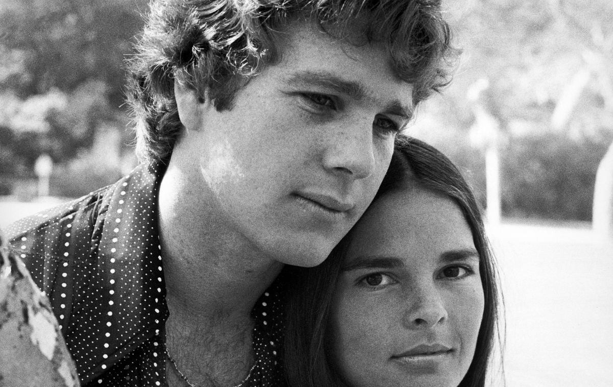 Ryan O Neal, Ali MacGraw | Igralca je med zvezde izstrelil film Ljubezenska zgodba režiserja Arthurja Hillerja, posnet po istoimenskem romanu Ericha Segala, v katerem je upodobil študenta Harvarda, ki se zaljubi v študentko iz delavskega razreda (Ali MacGraw). Dramo je Ameriški filmski inštitut uvrstil med deset najbolj romantičnih filmov vseh časov. | Foto Guliverimage