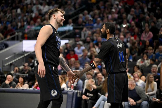 Luka Dončić in Kyrie Irving sta v prvi četrtini proti San Antoniu zaostajala že za 15 točk, nato je proti koncu srečanja prednost Dallasa narasla na več kot 30 točk! Največja zvezdnika Dallasa sta skupaj dosegla 61 točk in upravičila sloves enega najbolj vročih dvojcev lige NBA. | Foto: Reuters