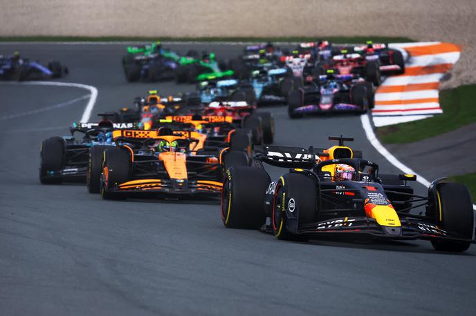 Zandvoort Max Verstappen Lando Norris | Max Verstappen je v prvem zavoju prehitel Landa Norrisa in povedel na domači veliki nagradi Nizozemske. | Foto Reuters