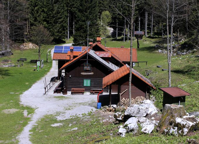 Koča pri Jelenovem studencu je v preteklosti dobila že več nagrad za zgledno urejeno okolico. | Foto: Arhiv PD Kočevje