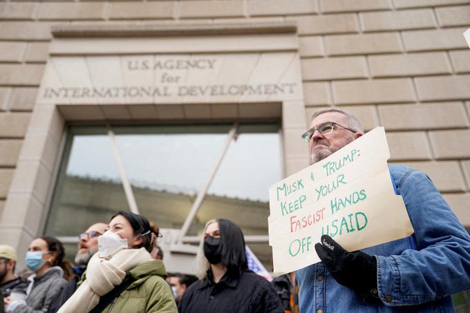 "Usaid vodijo radikalno levi norci. Toliko povsem nepojasnjenih prevar. Korupcija je na ravni, ki se redko vidi," je Trump v petek zvečer na svojem družbenem mediju Truth Social ponovil obtožbe, ki jih do zdaj še ni utemeljil. Trump je nad Usaid poslal urad za vladno učinkovitost (doge), ki ga vodi milijarder Elon Musk. | Foto: Reuters