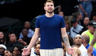 Luka Dončić spremljal ponesrečen nastop Klaya Thompsona #video