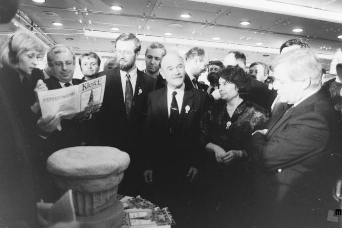 V evforiji plebiscitnih rezultatov so Korošci poiskali takratne vodilne politike in jim izročili repliko knežjega kamna in posebno plebiscitno izdajo časopisa Klešče. (foto: Nace Bizilj, hrani Muzej novejše zgodovine Slovenije) | Foto: 