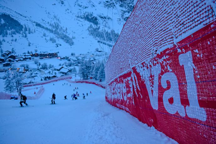 Val d`Isere | Val d'Isere je ponoči pobelila nova snežna pošiljka, ki je prirediteljem onemogočila izvedbo sobotnega smuka. | Foto Getty Images