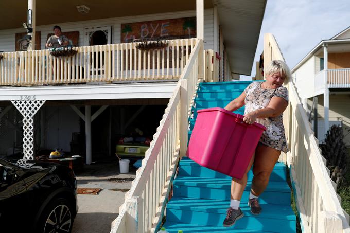 Številni obalni prebivalci so že zapustili obalna območja ali pa se pripravljajo na evakuacijo, ko bo izdan ukaz. | Foto: Reuters