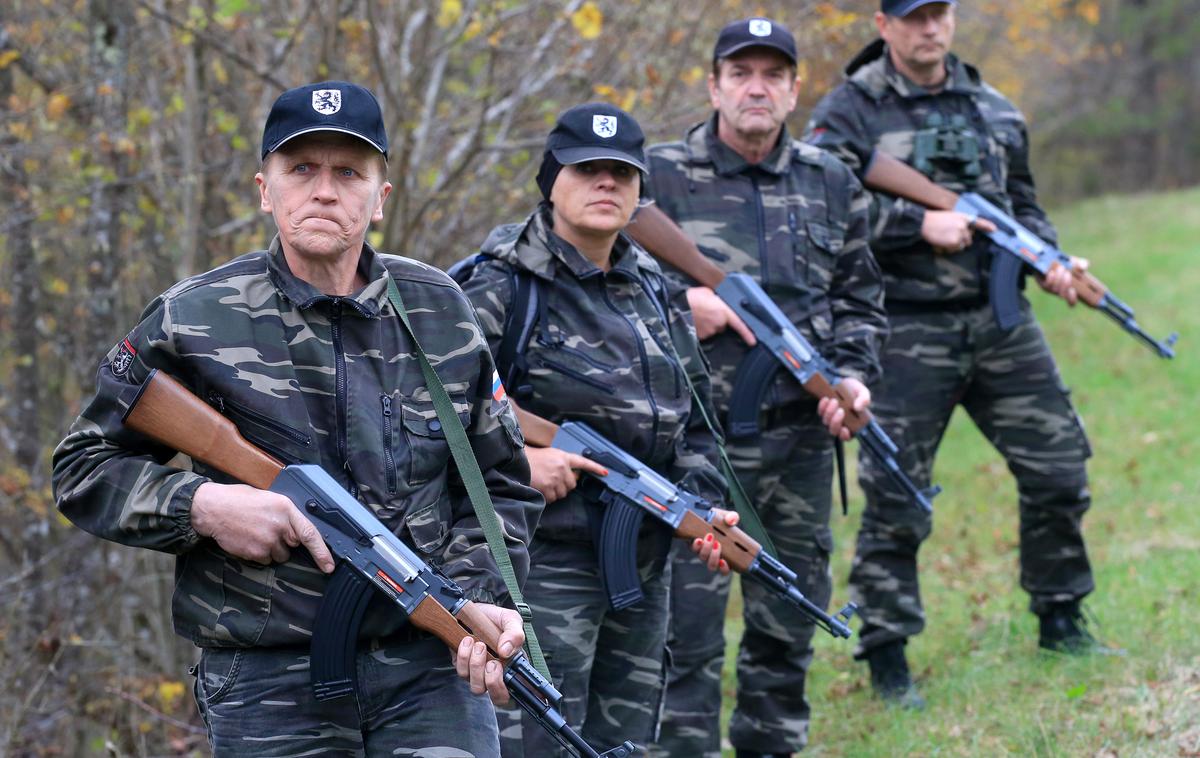 Štajerska varda | Ustavno sodišče je presodilo, da izpodbijana ureditev posameznikom ne preprečuje pravice do svobodnega združevanja in varnostnega samoorganiziranja. "Gre le za prepoved določenih ravnanj, za katera je zakonodajalec ocenil, da posegajo v pravice tretjih oseb oziroma zmanjšujejo učinkovitost policije," v odločbi ugotavlja sodišče. | Foto Reuters