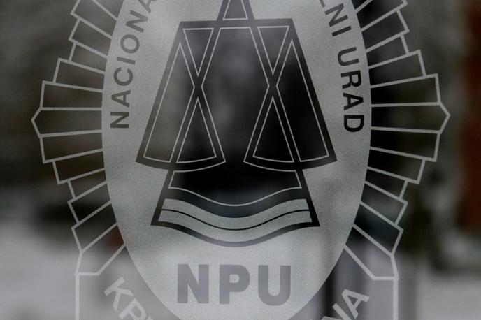 NPU | Za enega od osumljencev, ki ga sumijo zlorabe položaja ali zaupanja pri gospodarski dejavnosti in pranja denarja, so v predkazenskem postopku ugotovili, da si je z opisanimi posli neposredno zase zagotovil pridobitev provizije v znesku okoli 2,4 milijona evrov, so še navedli na policiji. | Foto Tina Deu