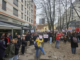 Protesti pred srbsko ambasado v Ljubljani