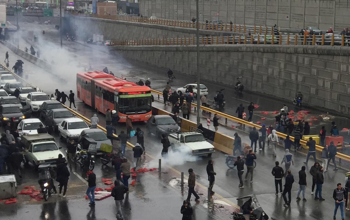 Iran protesti | Proteste v Iranu je sprožil dvig cent nafte. Iran je doslej uradno potrdil najmanj pet smrtnih žrtev, med njimi naj bi bili trije pripadniki varnostnih sil. | Foto Reuters