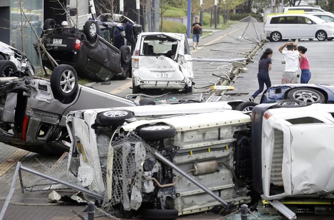 Veter s hitrostjo več kot 200 kilometrov na uro v sunkih je prevračal tudi avtomobile. | Foto: Reuters