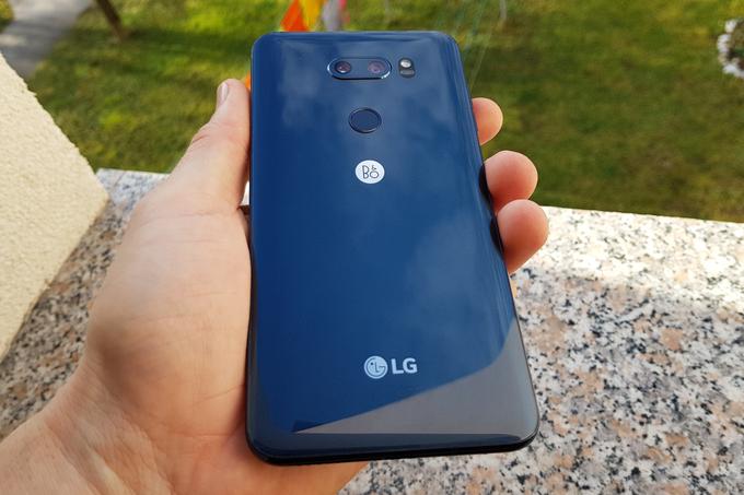 LG V30 ima malce zaobljene robove, zato v dlani sedi precej udobno. Hvalimo tudi občutek med držanjem naprave, ki je zaradi izbire materialov zelo dober.  | Foto: Matic Tomšič