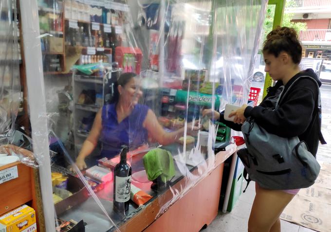 V Argentini do danes štejejo že več kot 185 tisoč potrjenih primerov bolezni covid-19, prijavili pa so tudi že skoraj 3500 umrlih zaradi te bolezni. | Foto: Reuters