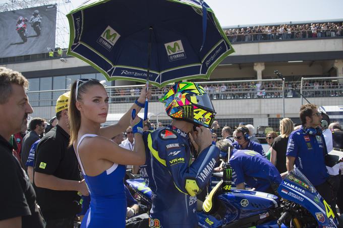 Valentino Rossi je v nedeljo nastopil na dirki, čeprav si je manj kot mesec dni pred tem zlomil nogo. | Foto: Getty Images