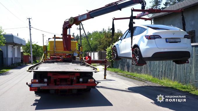 Eno od vozil hekerske združbe, ki so jih preiskali in zasegli ukrajinski policisti. | Foto: Ukrajinska policija