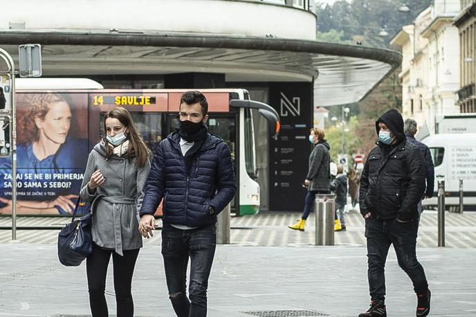 Ljubljana_maske | V Ljubljani je trenutno okuženih 1.836 prebivalcev, a ker gre za občino z največjim številom prebivalcev, to znaša le 0,621 odstotka vseh občanov. | Foto Ana Kovač