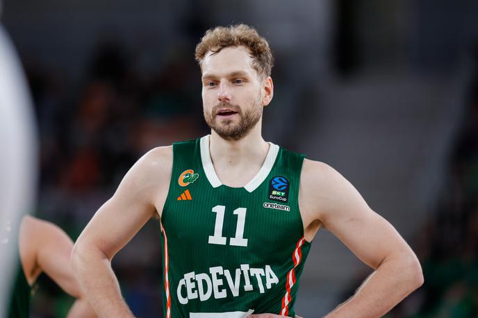 Cedevita Olimpija Jaka Blažič | Jaka Blažič je na sredini tekmi igral 13 minut in dal štiri točke, proti koncu ga trener ni več poslal na parket. | Foto Aleš Fevžer