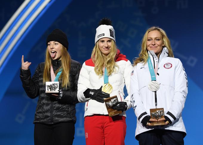 Presrečna Zoi (levo) se je na zmagovalnem odru znašla v družbi 26-letne Beljačanke Anne Gasser in 27-letne Američanke Jamie Anderson.  | Foto: Guliverimage/Getty Images