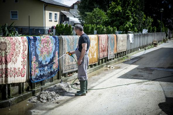 Odbor DZ zavrnil predlog SDS, da poplavljencem ne bi bilo treba predlagati dokazil za izplačano pomoč