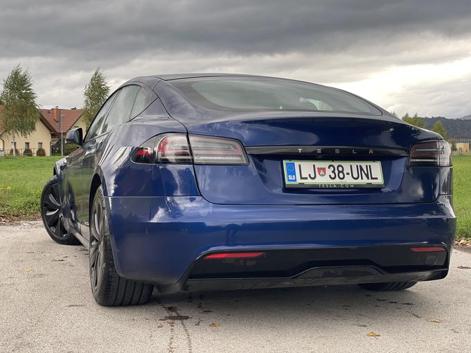 Model S zaznamujejo široki zadnji boki. Avtomobil je širok skoraj dva metra (1.987 mm).
 | Foto: Gregor Pavšič