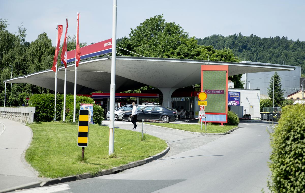 bencinska črpalka | Poslovanje za zdaj poteka nemoteno, v primeru zaostritve razmer pa ima družba pripravljene akcijske načrte, pravijo na Petrolu. | Foto Ana Kovač