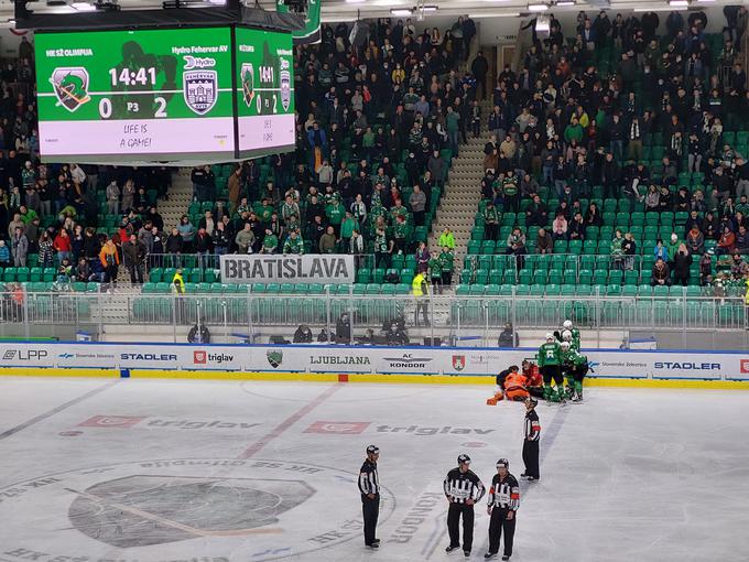 15 minut pred koncem je z glavo v ogrado priletel Joona Erving, prepeljali so ga v bolnišnico. Podrobnosti o njegovem zdravstvenem stanju še ni. | Foto: 