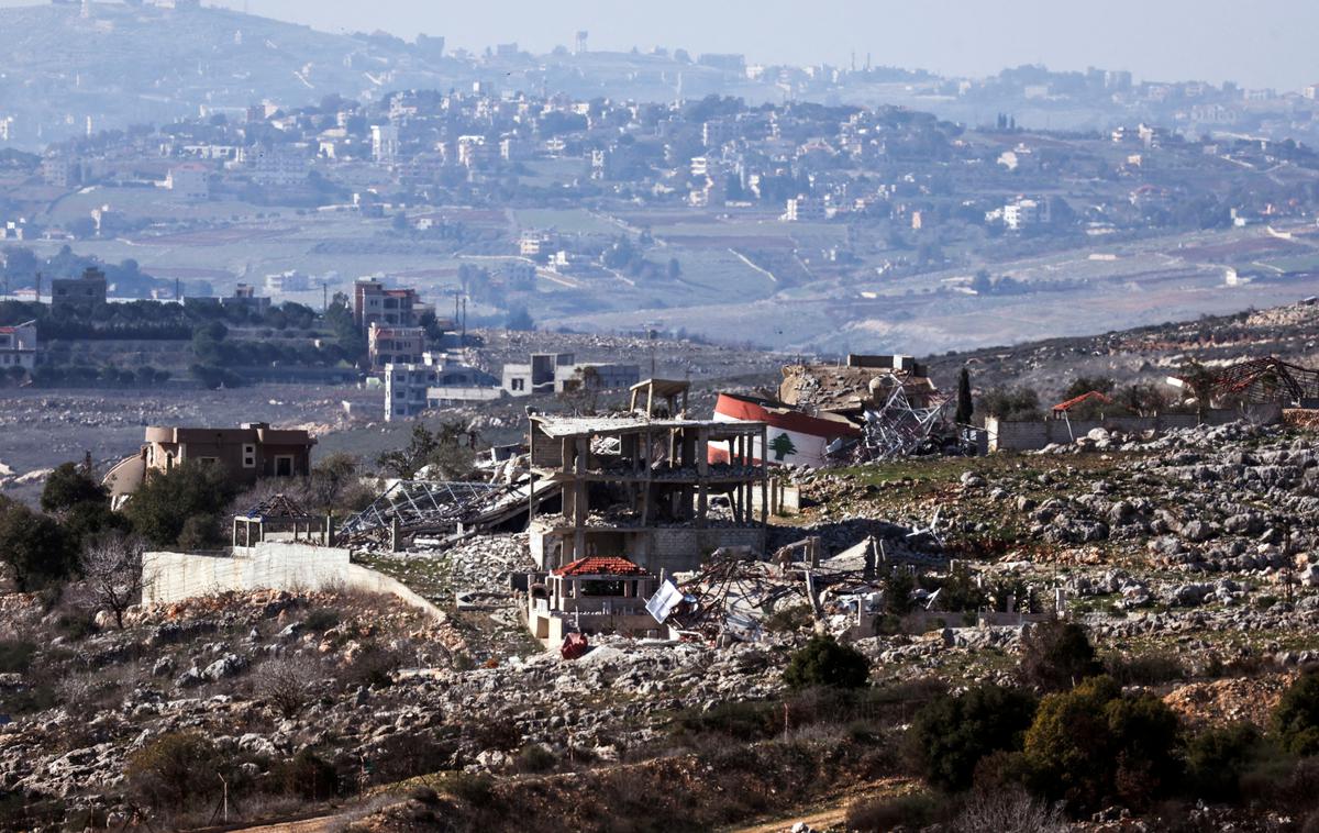 Južni Libanon | V skladu z dogovorom o premirju, sklenjenem 27. novembra, naj bi Hezbolah umaknil svoje sile severno od reke Litani in odstranil vso preostalo vojaško infrastrukturo na jugu. Izrael bi v zameno umaknil svoje sile z območja Libanona. Tam naj bi nato svoje pripadnike ob boku mirovnih sil ZN namestila libanonska vojska. | Foto Reuters