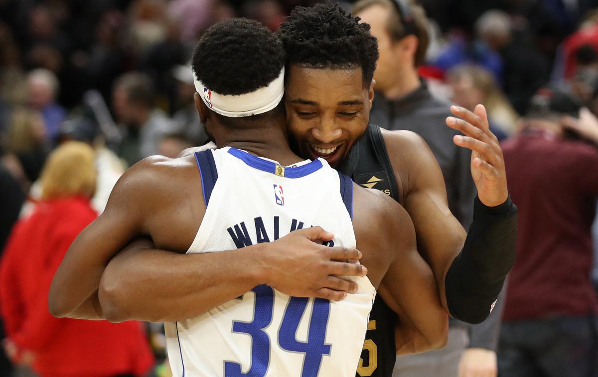 Kemba Walker  Donovan Mitchell | Košarkarji Dallas Mavericks so v gosteh z 99:100 izgubili proti ekipi Cleveland Cavaliers. Na fotografiji: najboljši strelec Dallasa Kemba Walker v objemu tekmeca Donovana Mitchella. | Foto Aaron Josefczyk-USA TODAY Sports