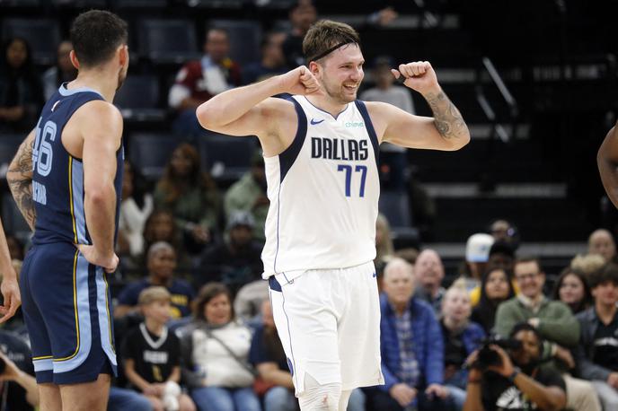 Luka Dončić | Luka Dončić je Dallasu pomagal do 14. zmage v tej sezoni. V Memphisu je dosegel 35 točk, dočakal pa tudi jubilej, kar zadeva zadete trojke. | Foto Reuters