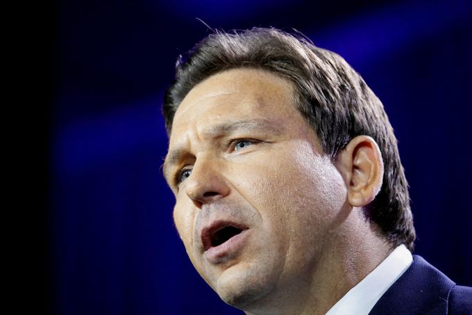 Guverner Floride Ron DeSantis, eden najvplivnejših članov republikanske stranke in tudi politikov v ZDA, je med epidemijo bolezni covid-19 nasprotoval nošnji zaščitnih mask in zapiranju javnega življenja in pogojevanjem česarkoli s cepljenjem proti koronavirusni bolezni, pa čeprav se je sam cepil in to tudi javno oznanil. Vse epidemiološke omejitve na Floridi je odpravil maja 2021. DeSantis se je tudi večkrat (prek svojega kabineta) odzval na trditve Jonesove o manipulaciji številk in jih označil za lažne. | Foto: Reuters