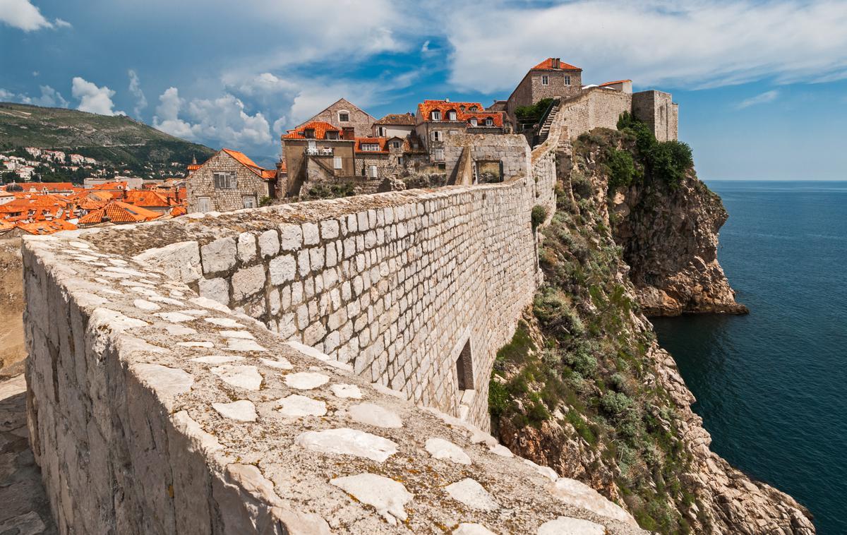 Dubrovnik | Dvaindvajsetletnik naj bi 26-letnega Hrvata porinil z zidu v Dubrovniku. | Foto Shutterstock