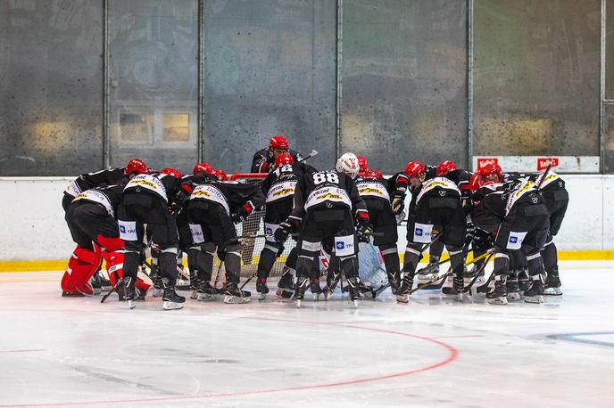 HDD Jesenice HK Olimpija | Jeseničani so pri selektorju Ivu Janu in nekdanjemu železarju Juretu Sotlarju izgubili s 3:4. | Foto Urban Meglič/Sportida