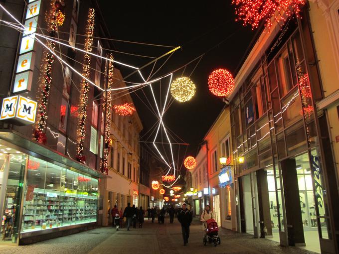 Mestna občina Maribor bo za praznično okrasitev namenila približno 90 tisoč evrov. | Foto: STA ,