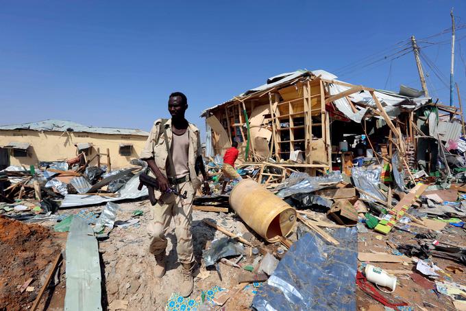 Somalija je ena od najrevnejših držav na svetu, kjer že desetletja divjajo spopadi. Na fotografiji: pripadnik somalijske vojske v prestolnici Mogadiš po samomorilskem bombnem napadu. | Foto: Reuters