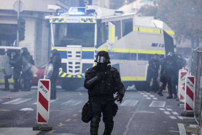 Protesti torek, 5.10.2021 | Na eni do ljubljanskih srednjih šol so se že odločili, da iz varnostnih razlogov zaradi morebitnega protesta danes za dijake organizirajo pouk na daljavo. | Foto Bojan Puhek