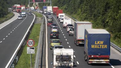 Zastoj pred Karavankami, čakanje tudi na meji s Hrvaško