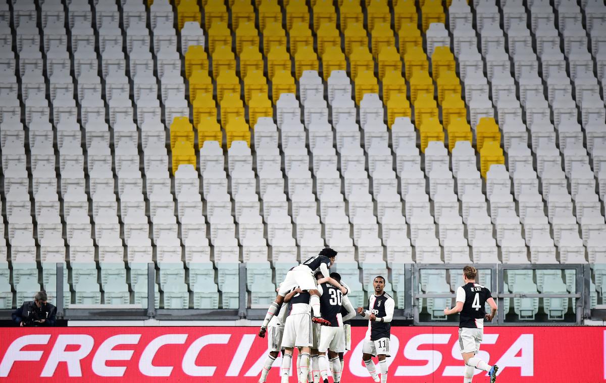 Juventus | Veselje nogometašev Juventusa pred praznimi tribunami v Torinu ob vodilnem golu. | Foto Reuters